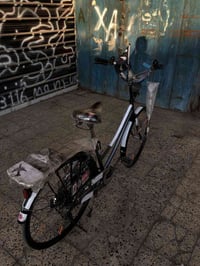 سلام عليك بايسكل بناتي حجم 26 نضيف كلش ما ناقصة شي بس بريك امامي فقط ت...