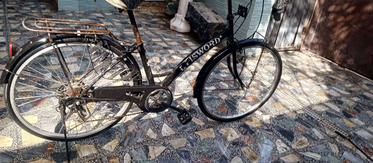 السلام عليكم باسكل بناتي حجم 26نظيف شخط مابي كير 6نمر +حساس باسكل مال حاويه على ايدي نزلته سعره 100وبي مجال للشراي مكان بغداد كماليه الاتصال على الرقم *********** مستعجل على بيعه
