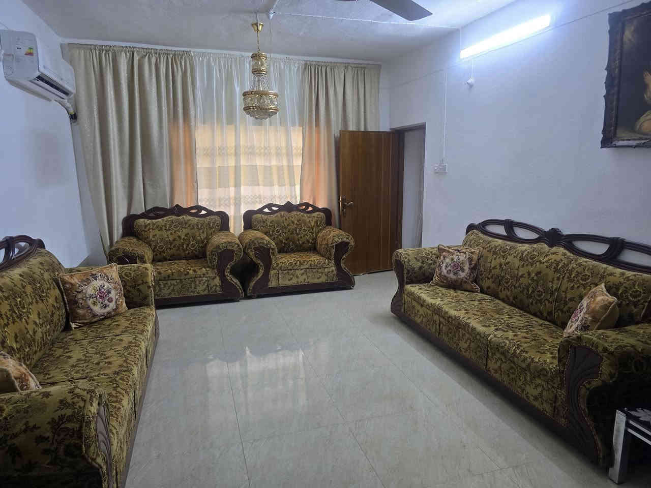 دار للبيع
المساحه ٢٠٠م

الموقع ثالث قطعه عن شارع الزهور الرئيسي

الطابق الارضي يحتوي على استقبال.هول داخلي.غرفه نوم

مطبخ.كراج سياره كبير مع حديقه

الطابق الاول.غرف نوم عدد ٢ مع حمام ملحق
السعر ٩٥
***********
