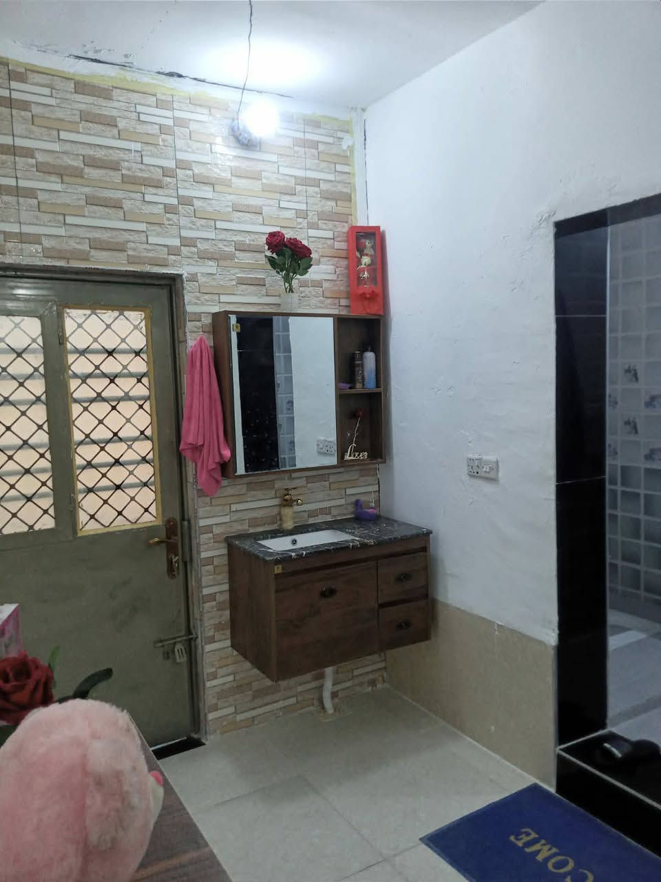 السلام عليكم بيت للبيع طابو صرف بحي الزهراء المدخل الاول حي الشهداء في الخالص المساحة 250 متر يتكون من كراج واستقبال وغرفة نوم عدد ٢ ومطبخ وصالة  صغيرة ومجمع صحيات منفصلة وحديقة خلف البيت السعر 90 مليون  او مراوس بقطعة طابو صرف تجارية بحي المجتبى للتفاصيل اتصال فقط ع الرقم ***********
