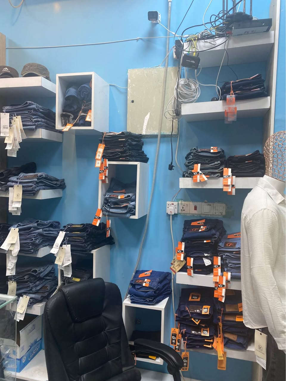 المحل للبيع عدم التفرغ 
سبلت جديد 2 طن 
منظومه كامرات صوت صوره أسوار 
شاشه حجم 32 
براد ماء 
ديكور مع ملحقاته 
محل كامل مع بضاعه 
غير متواجد الفيس الاتصال 
العنوان كربلاء حي العامل منطقة 7 مجاور مصطفى للبصريات 
*********** كربلاء, العراق
