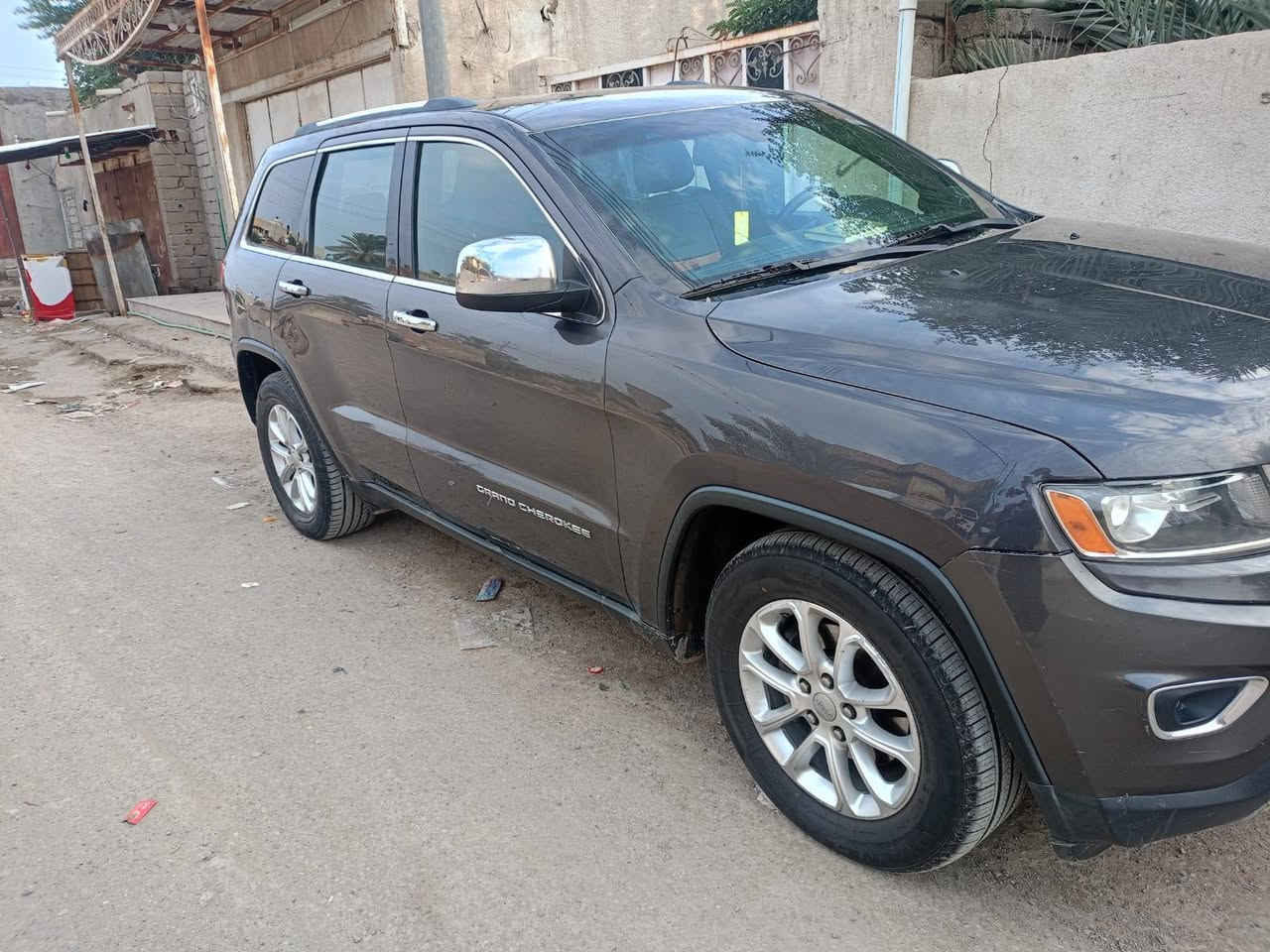 السلام عليكم
جيب كراند شيروكي limited 
موديل 2014 
سنوية 27 رقم بصرة
سويج بصمة محرك 3600
باتري جديد تاريرات جدد حداده نص 
سيارة حلوه وما ناقصها شي طك سويج وامشي وين ما يعجبك 
محرك عليه ادامه وكلشي جاهز 
السعر 145 ورقه وبيها مجال 
مكاني بصرة للتواصل 
***********
***********
