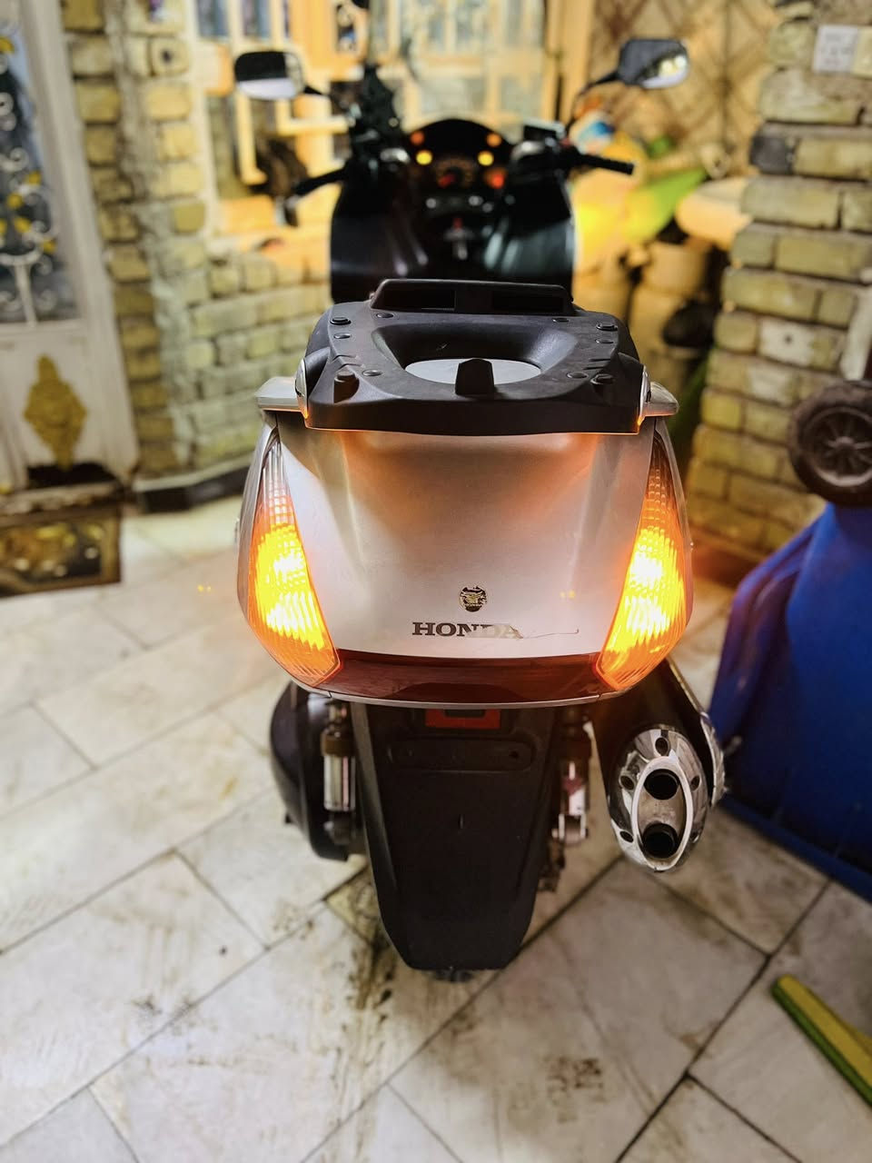 السلام عليكم
سلفر ونج

((للبيع))

محرك((400))

مكفوله دراجه كفاله عامه 

الله شاهد الدراجه متروكه مطالع بيهه 

مكينه ناعمه تخبل

جييب فيتر وياك وتعال افحص 

مكاني /بغداد/بلديات

السعر خااااص ((مستعجلل على بيعتهه ))

ممتواجد على فيس
((***********))
