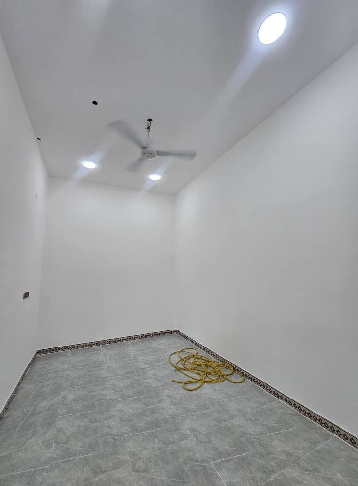 🏡 دار حديث للبيع - موقع مميز في أبي الخصيب 🏡
​لكل من يبحث عن السكن المريح والاستقرار، يعلن مكتب عقارات الوارث عن توفر دار سكنية حديثة البناء بمواصفات ممتازة:
​📐 المساحة: 100 متر مربع.
​🏗️ نوع البناء: بناء حديث جاهز للسكن.
​⚖️ صنف العقار: طابو زراعي (عراقي).
​🔹 تفاصيل وتقسيم الدار:
​🛏️ غرف نوم عدد (2)
​🛋️ صالة واسعة
​🚙 طارمة (كراج خارجي)
​☕ ديوانية مستقلة لاستقبال الضيوف
​🍳 مطبخ
​🚿 مجموعات صحية كاملة
​📍 العنوان والموقع:
​البصرة - قضاء أبي الخصيب - منطقة سيد غريب (الفية).
​💰 السعر:
​62 مليون دينار عراقي (والسعر قابل للتفاوض والطبشة بالمعقول).
​📞 للاستفسار والتواصل:
​يرجى الاتصال مباشرة على الرقم التالي:
📱 *********** البصرة, العراق
