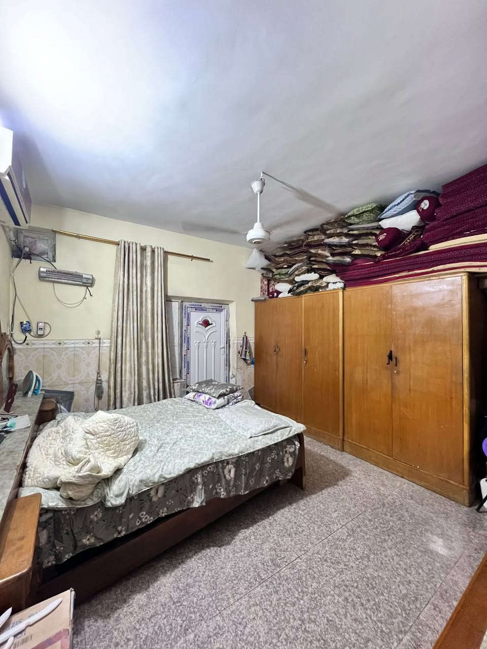 بيت مساحة ٢٤٠م طابو زراعي سند ٢٥
الطابق الاول سويت (غرفه + صحيات) + غرفه + استقبال + هول + مطبخ بارد + صحيات  داخليه وخارجيه كامله وممر يودي الى المطبخ الحار +طارمه
الطابق الثاني 
غرفتين كبار كلش  +بلكونه+ صحيات + غرفه مخزن +سطحين 
 العنوان غرفه التجارة نزلت العيد الفرع مقابل سونار الحديث بعدها ثاني فرع يسرى اخر بيت
المنطقه مجاري + تبليط لحد باب البيت + انترنت ضوئي اي خدمات موجوده
***********
