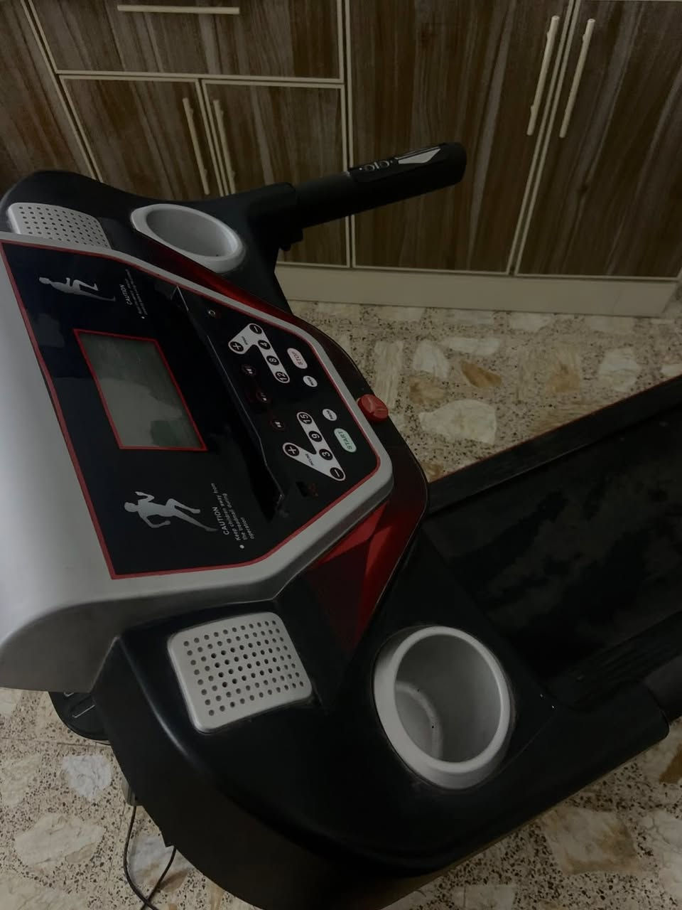 � للبيع جهاز مشي كهربائي (Treadmill) بحالة جيدة جداً
✅ شغال بصورة ممتازة
✅ شاشة عرض للوقت والسرعة والسعرات
✅ مناسب للمشي والرياضة المنزلية
✅ استعمال خفيف وحالة نظيفة

السعر: 400 الف


**إذا كنت صاحب هذا الإعلان وتريد حذفه لأي سبب، رجاءا أرسل رسالة إلى الدعم الفني**