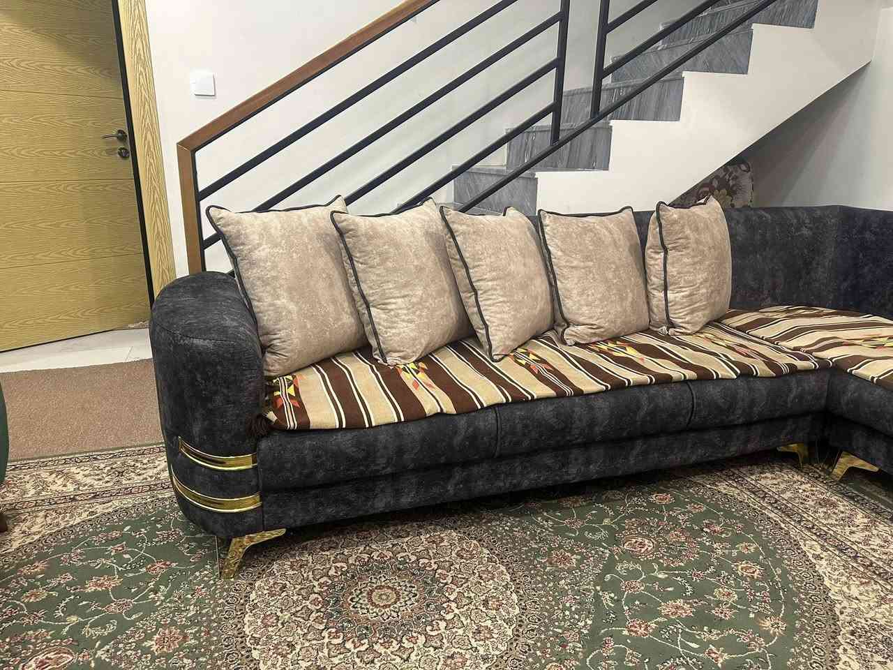 ديوان تركيا المنشاء نظيف جدا جدامع كوشات عدد 5 مقاعد عدد 6 لون رصاصي ماركه معروفه مو عادي السعر المطلوب ٤٥٠ الف لتواصل *********** والطبلات خشب مع شبيه المرمر الوجه ٤٥ الف
