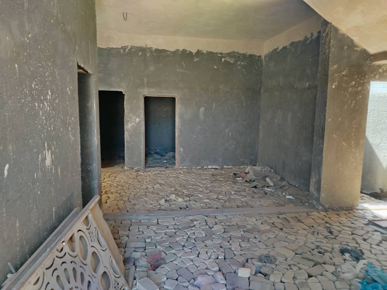 سلام عليكم ورحمة الله وبركاته بيت زراعي للبيع في دور الزراعه مقابيل البيطره مساحته 200م يحتوي عل غرفتين وصاله ودوانيه ومطبخ ملاحضه البيت واصل للبخ فقط بي وصل تطويب سعره 40 وبي البيت لايرهم لامرواس ولاقصاد بيع نقد نقد فقط للتفاوض أكثر مراسله الرقم او الاتصال عليه *********** 