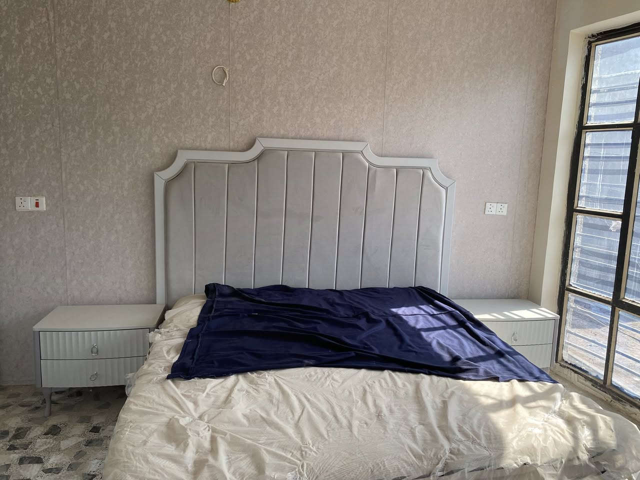 السلام عليكم غرفه نوم هي والملحقات كامله جديده لون وصاصي ابد مامستعمل للبيع  مكاني بغداد وهذا رقمي***********
