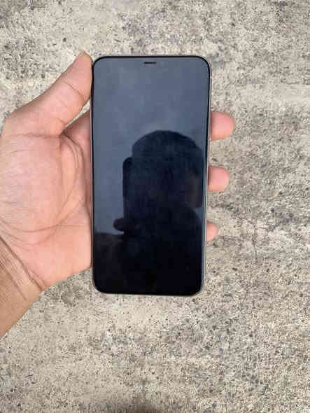 ايفون 11 برو ماكس للبيع 

ذاكرة. 256.  تك سيم SIM

بطارية 100 مستبدلة 🔋

نموذج M  نظافة الجهاز 99%

فيس ايدي واكف ❌

بي طبع خفيف تجي تجيك وضمان 
يوم كامل يذه بي خلل يرجع وتحياتي للجميع 

سعرو. 300. الف بي مجال حك جيتك 

تواصل خاص أو اتصال ***********
