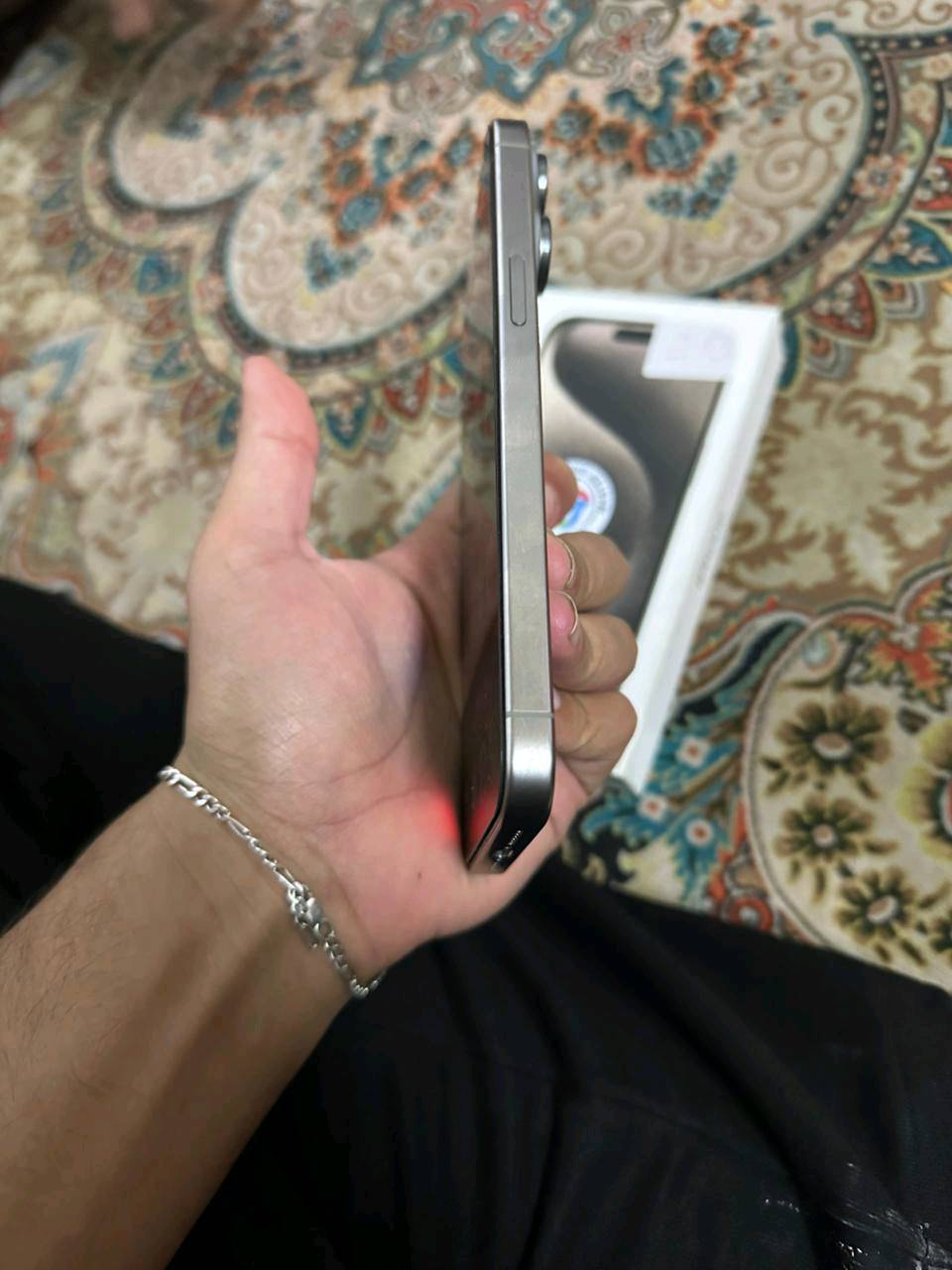 ايفون 15 برو ماكس ماستر 
بطاريه 87 اخر تحديث
ذاكره ،256
الجهاز نضيف مال بنيه شخط مابي 
اذا بي شخط يرجع 
مكاني بغداد 
سعر مليون و 100 و بي مجال 
***********