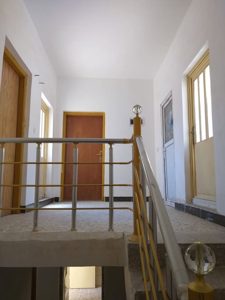 دار للبيع في مجمع بيتي الاول فئة B بلوك 19 سند 2025 الدار فارغة المساحة 200م2 طابقين الارضي كراج وحديقة واستقبال ومطبخ وحمام عدد (2) وغرفة نوم وترك ، الطابق الثاني غرفتين نوم وحمام وبلكونات عدد (2) وسطح للاتصال ابو محمد ***********
