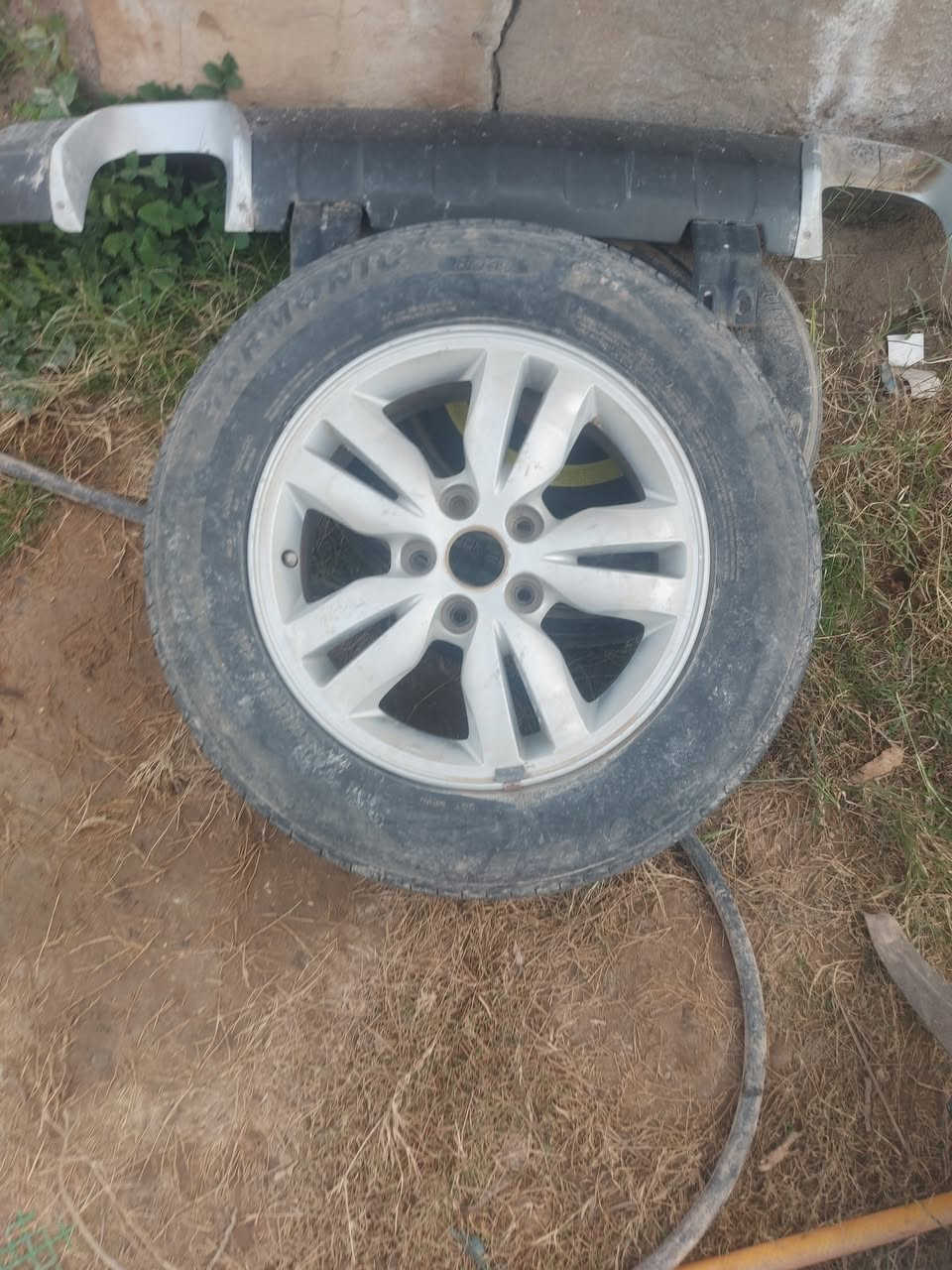 غراض توسان ٢٠٠٩ سبير احتياط ويل كب اصلي جنطة بيها ضربة بسيطه درع امامي وخلفي كلها ب 200 الف  
***********
