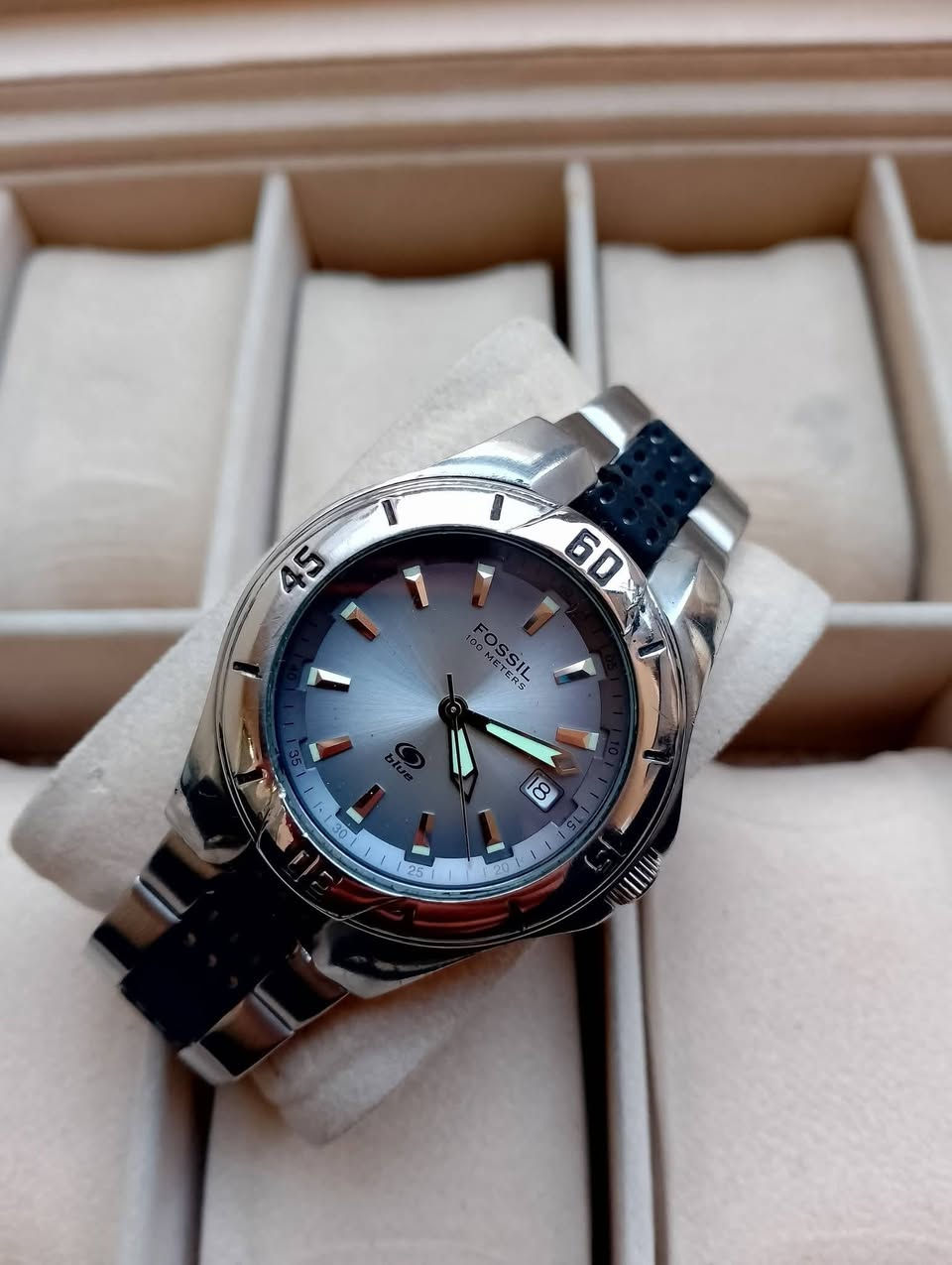 بسم الله الرحمن الرحيم 
تحيه طيبه للجميع ♥️ 
للبيع ساعه فوسيل 
مكينه ياباني اصلي 
سير سل ستيل اصلي 
نافذه لعرض التاريخ 
مكينه بطاريه 
السعر 45 الف 💵💵 
العنوان بغداد الدورة 
يوجد توصيل إلى جميع محافظات العراق وبغداد أيضاً 
للحجز والاستفسار المراسله على الخاص او على الرقم 
ه‍ *********** ☎️ متوفر واتساب
