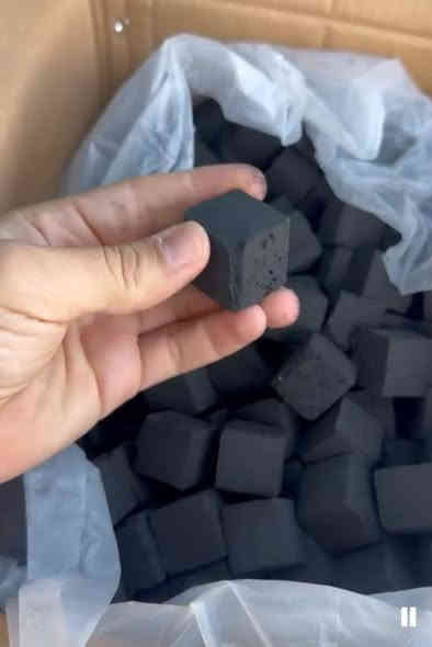 السلام عليكم تصفية مخزن فحم اندنوسي درجة ثانية مربع فقط قياس القطعة 2،5سم وزن القطعة20غم  وزن الكارتون 10 كيلو 
الكمية 8 طن. للبيع جملة الجملة 
سعر الطن 2 مليون 
تطلع عليك الكارتون 20 الف 
مكاني بغداد البياع 
***********
