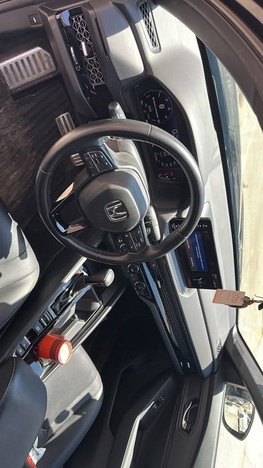 السلام عليكم.
للبيع هوندا أكورد 2024 Sport L (فل مواصفات).

* محرك 2000cc Hybrid

* اللون: أسود

* الممشى: 21 ألف كم

* السيارة باسمي وموجودة في بغداد.

المواصفات:

* بصمة

* دخول ذكي

* تشغيل عن بعد

* فتحة سقف

* كراسي جلد

* كراسي كهربائية

* حفظ وضعيات السائق

* نظام النقطة العمياء

* الحفاظ على المسار

* قيادة شبه ذاتية

* وجميع مواصفات فئة Sport L الفل.

حالة السيارة:

السيارة كلين، بدون أي صبغ، فقط ربع الدعامة الأمامية مصبوغ، ويوجد بارد بسيط جداً بحواف الجاملغ الأمامي الأيمن والأيسر ويوجد تكحيل في نفس المكان . 

السعر المطلوب: 193 ورقة، وبيها مجال بسيط بعد المعاينة.

للتواصل:

***********

الله يرزق صاحب النصيب .
