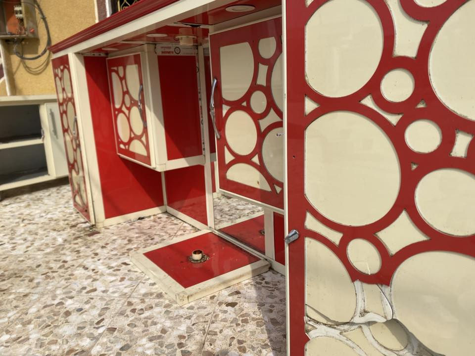 سلام عليكم كاونتر ألمنيوم مستخدم مثل ما موضح بالصور وتصليحة بصيط كاونتر نضيف فقط كسر بي السعر قيم باليرضي بي الله العنوان بغداد الحسينية التواصل ع رقم *********** .
