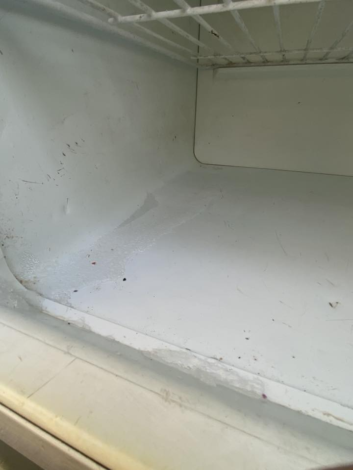 سلام عليكم 
ثلاجه للبيع ١٤ قدم 
 سغاله وثلج 
سعره ١٢٠ 
مكاني بغداد حي القاهره 
رقمي ***********
