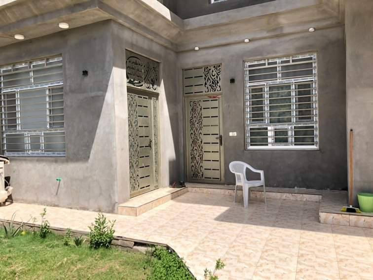 سلام عليكم منزل للبيع مستعجل مساعة 300 زراعي بناء 2024 غرفتين و مجمع صحيات + هول + صالة واستقبال 
الطابق الثاني غرفتين + مجمع صحيات الموقع قرب مشروع الماء رقم الهاتف  *********** حلة, بابل
