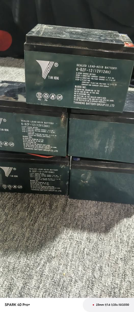 بطاريات حجم صغير+ عقل مستخدم شي قليل و بطاريات عدد 5 سعر البطاريه الوحده 15 و العقل 20 و اذا حاب تستفسر هذه رقمي ***********
