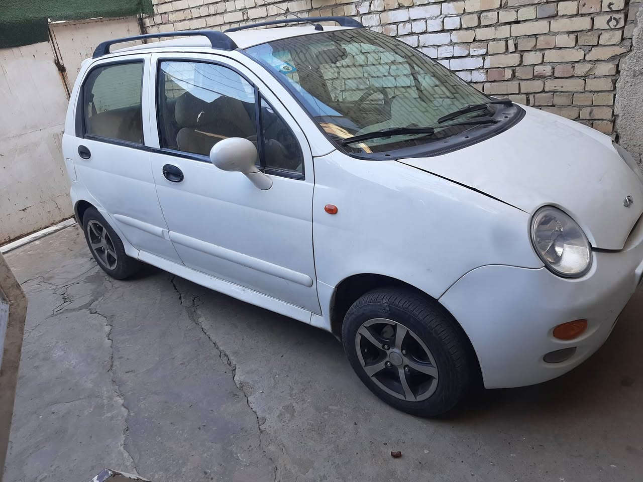 سلام عليكم سياره كيو كيو نضيفه وخير من الله تبريد شغال السياره محتاجه شويه ترتيب مراوس رقم ***********
