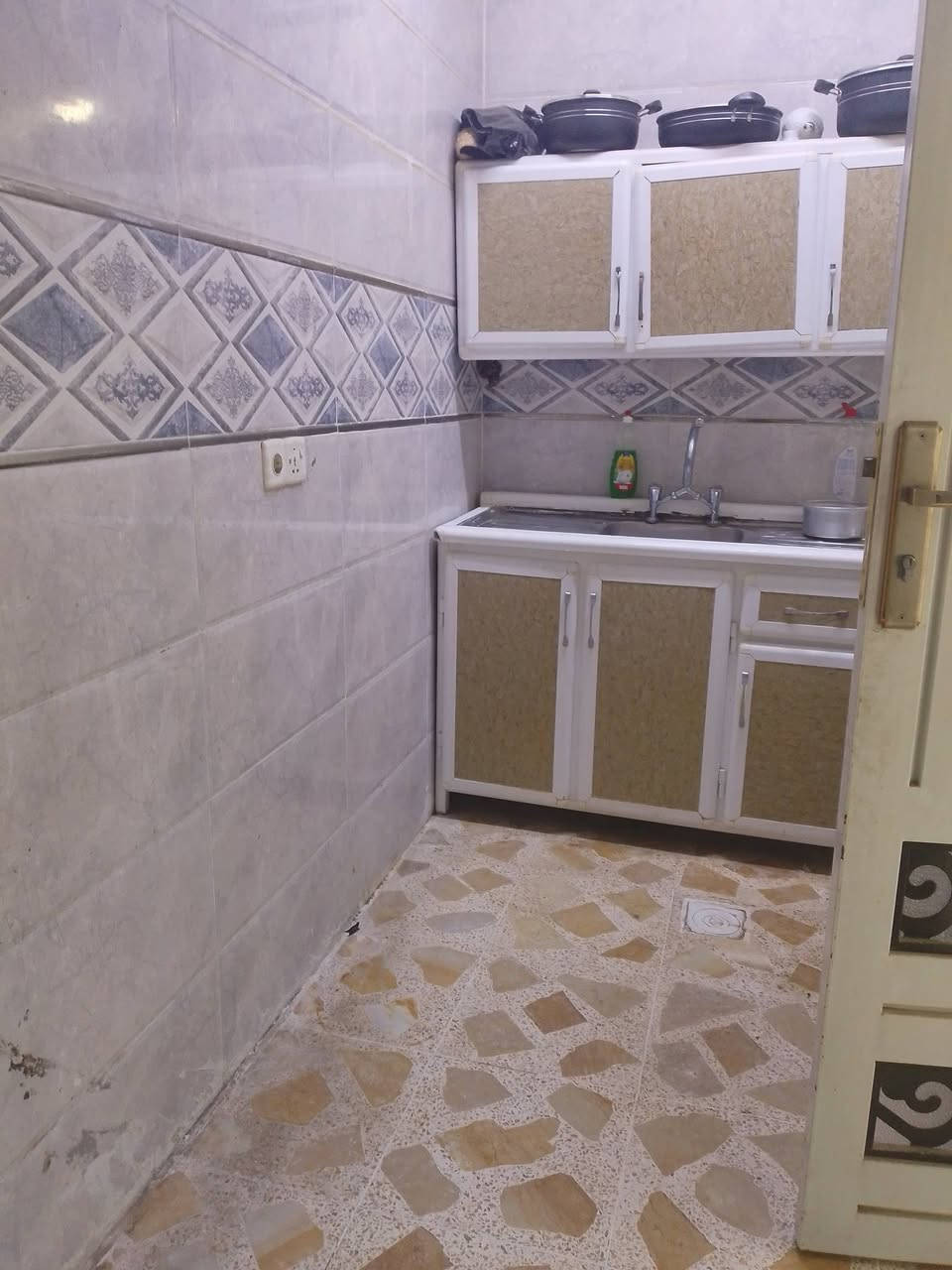بيت للبيع  في حي الميثاق
106متر - طابقين غرفتين فوق +وغرفتين جوا + وهول+ وصحيات فوق وجوا + ومطبخ +وترك 

البيت نضيف وبناء جديد2025

السعر ١٥٠ وبي مجال

***********
