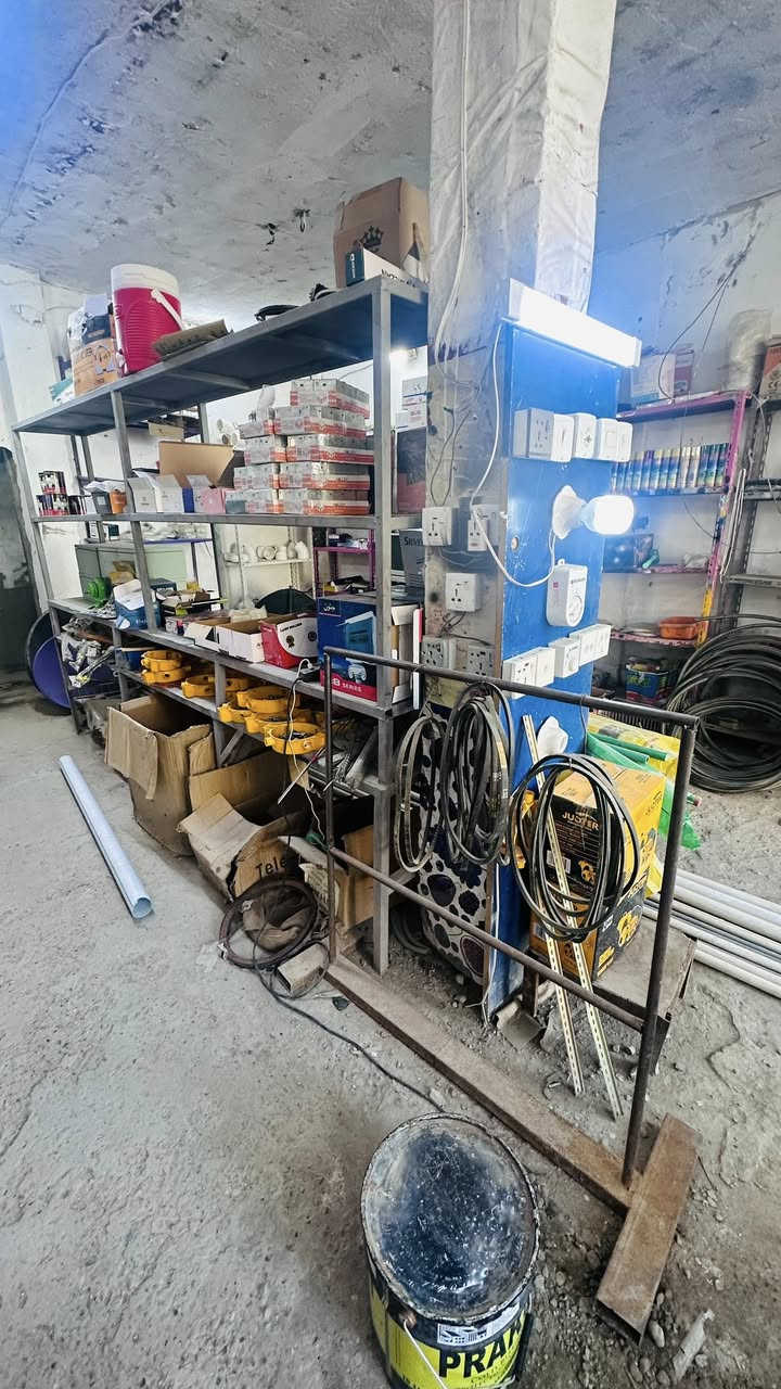 سلام عليكم غراض الانشائيه البيع الرفوف هم وياهن شلع قلع المحل كله مكان الشعله الدوانم ***********
