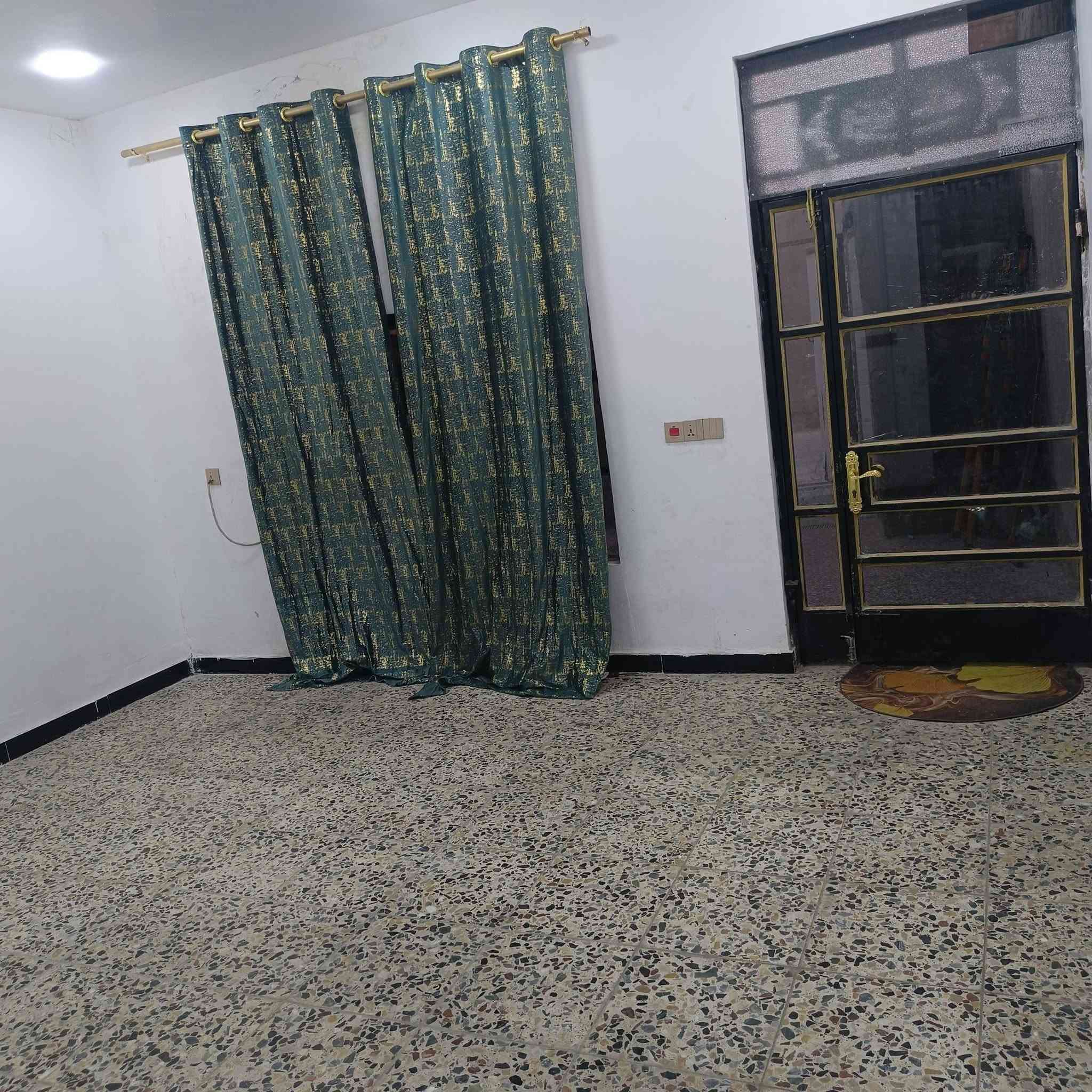 السلام عليكم 
دار للبيع مساحة ١٢٠متر 
البلديات معسكر  اول فرع مقابل لصحفيين فرع فيصل ابو المولد
دار زراعي  عند البيع مكاتبه فقط
مشمول بقرار تمليك على بلدية الغدير 
كافه الخد مات مقرنص - صرف صحي - ماء- كهرباء  - انترنت 

سعر ١١٠مليون بي مجال 

الاتصال ***********
