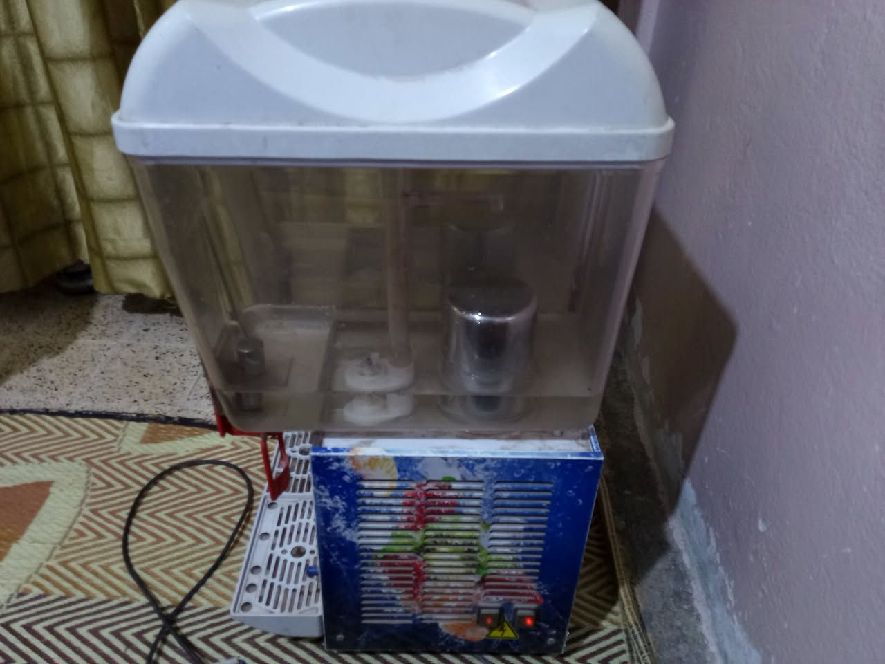 السلام عليكم متاح مكينه شربت نوع هوسك تركي ام الحوضين تبريدها شرط فول بس ناقصها ربط الشلال  موجود الشلال مالها بس ما مربوط للاتصال ***********
