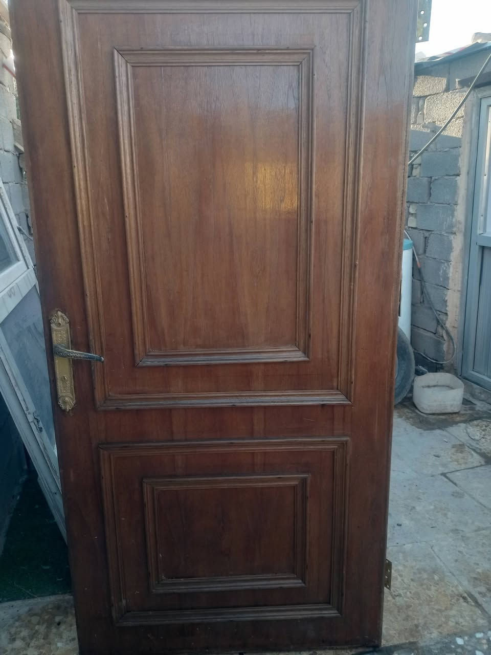 باب خشب للبيع سعر 75وبي مجال ستفسار خاص ***********
