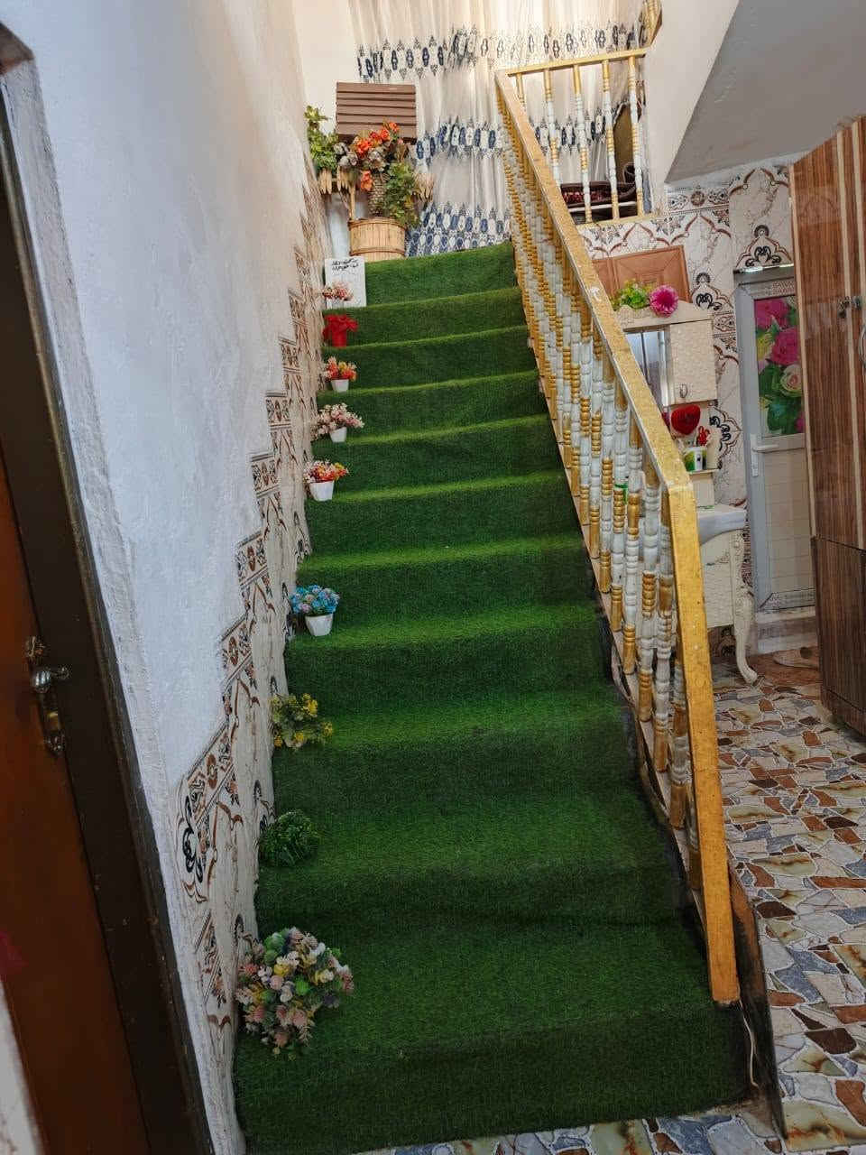 دار للبيع مساحه 276 متر طابو صرف هاشميه حي الباقر خلف معمل النشأ قرب شركة الأتحاد سقف عكاده يحتوي على ستقبال طول 12متر عرض 4ونص المطبخ طول 5×4 الصاله الطول 9×4 يحتوي الطابق الأرضي غرفتين 5×4 وغرفه صغيره 3×3 سطح يحتوي على غرفه 5×4 ومخزن جينكو حمامات داخليه وخارجيه واجهة الدار تحتوي على محل اللأستفسار *********** واتساب فقط.
