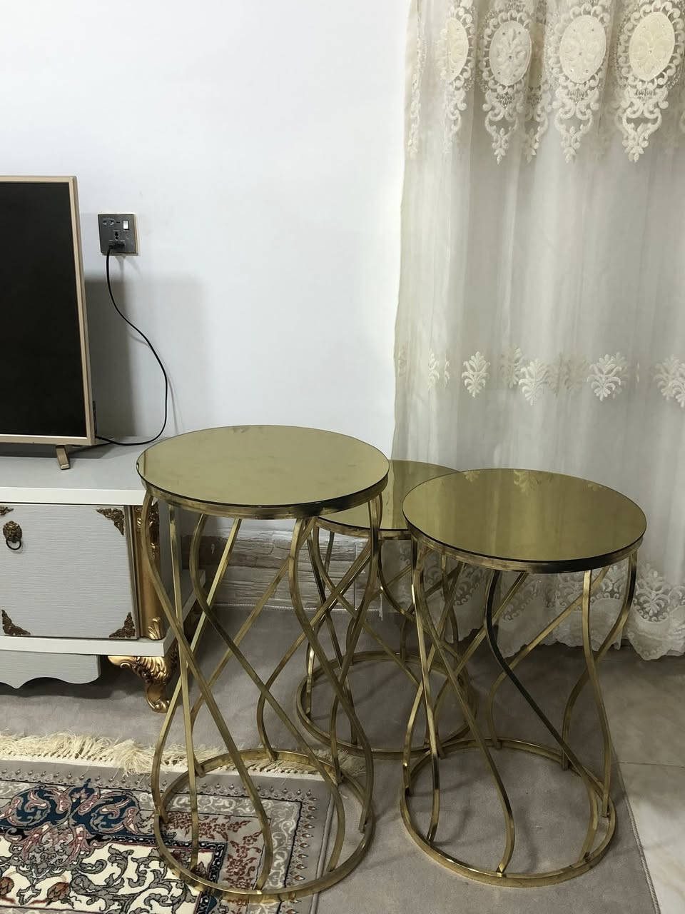 مێزی ناوەڕاست وسێ تەپڵەک زۆر جوان و پاکە
٣٥ هەزار 

***********

