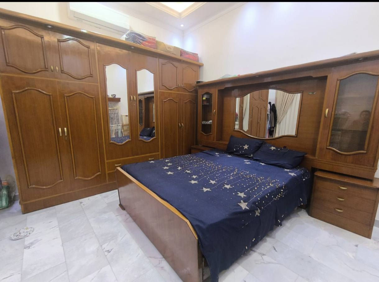 غرفة حطاطة مكان رمادي بعد بيها ميز احذية وميز زاوية مراية عالي... السعر 1250 وبيها مجال
***********
