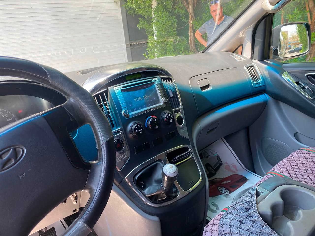 السلام عليكم ستاركس فان موديل ٢٠١١ رقم اربيل باسمي تحويل مباشر كل التفاصيل بلصور موجوده مينقصه شي نظيفه مكان السياره المنصور رقم الهاتف ***********
