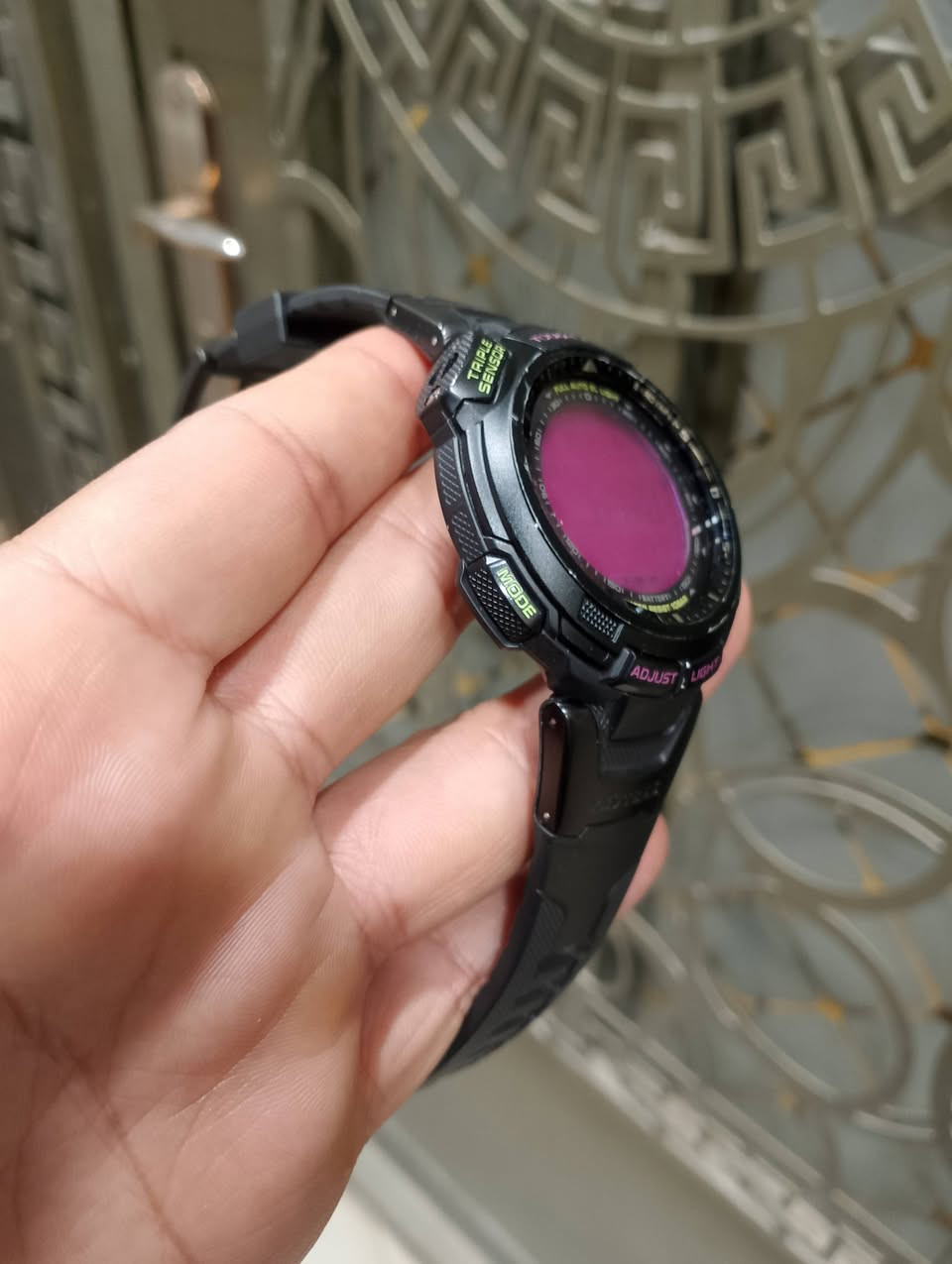 Casio Pro Trek PRG-110C-6. 
اهم مميزات ومواصفات الساعة 
  (Tough Solar): تعمل الساعة بنظام الشحن بالطاقة 
•مستشعر ثلاثي (Triple Sensor): تحتوي على مستشعرات للاتجاه (بوصلة رقمية)، الارتفاع (مقياس الارتفاع)، والضغط الجوي (مقياس الضغط الجوي). 
•قياس درجة الحرارة: يمكنها قياس درجة حرارة الجو. 
•مقاومة الماء: مقاومة للماء حتى عمق 100 متر. 
•إضاءة LED: مزودة بضوء LED مزدوج للشاشة الرقمية والوجه الأمامي. 
•وظيفة توفير الطاقة: تصبح الشاشة فارغة لتوفير الطاقة عند ترك الساعة في الظلام. 
•مميزات أخرى: تتضمن ميزات مثل التوقيت العالمي، ساعة إيقاف، منبه، تقويم تلقائي كامل، وعرض شروق وغروب الشمس. 
•التصميم: تأتي بهيكل دائري وحزام من الراتينج


**إذا كنت صاحب هذا الإعلان وتريد حذفه لأي سبب، رجاءا أرسل رسالة إلى الدعم الفني**