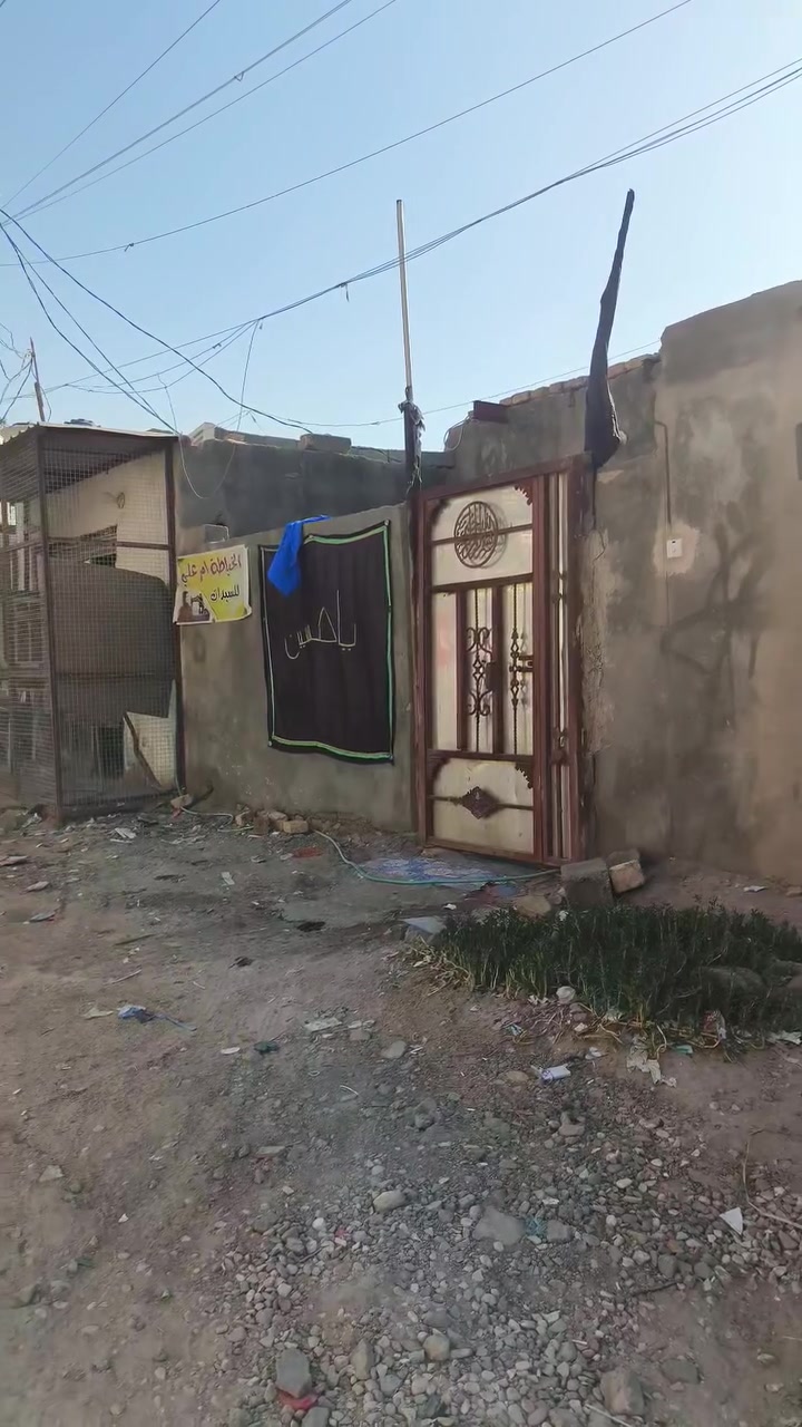 بيت زراعي للبيع 100متر الواجهيه 10 والنزال 10
بي غرفتين وصاله ومطبخ ومحل مؤجر 
المكان الاسكان الصناعي النزله الثانيه قرب حاولي أبو فياض يبعد عن الحاولي 20 متر 
لستفسار على الرقم ***********
            أو الرقم ***********
