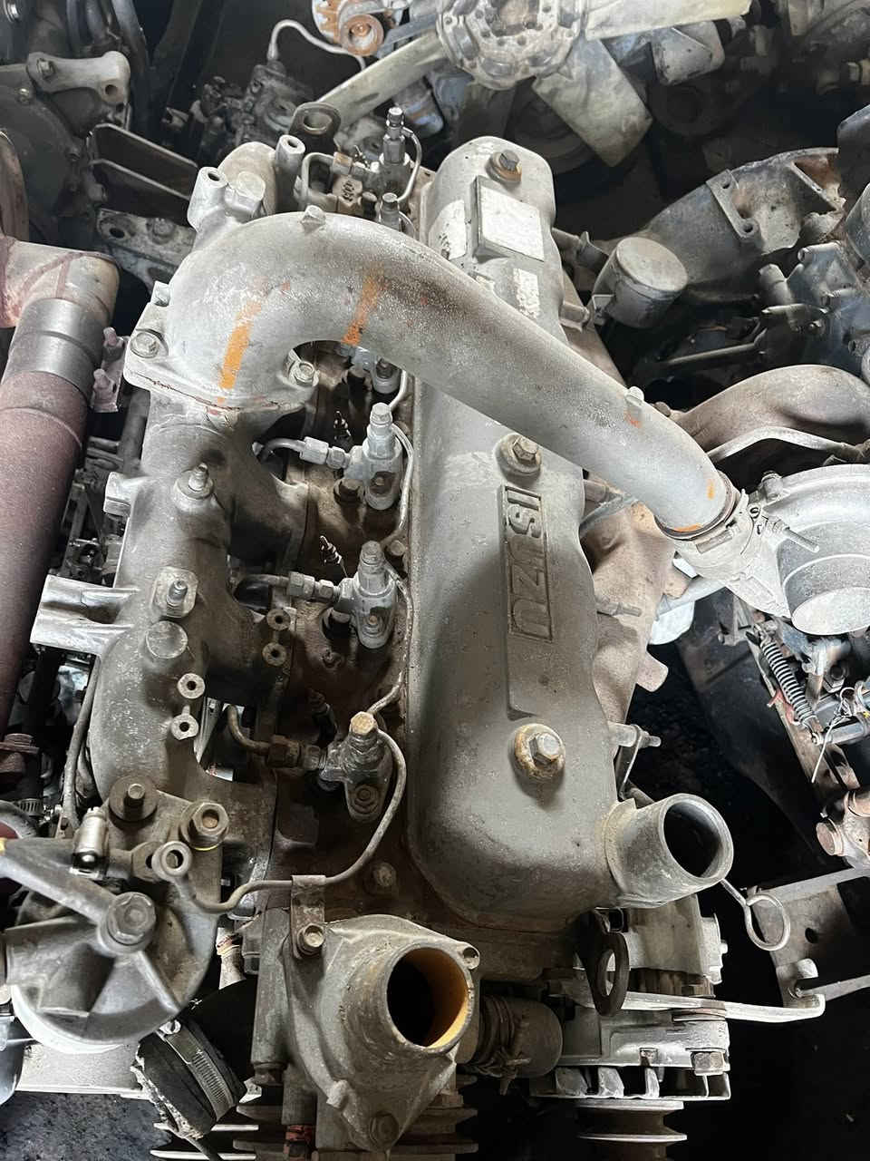 كمنز 114. 12 ولف. 24 ولف. 
كمنز 102. اربعة سلندر. 6 سلندر 
ازوزة. 102.  105.  6سلندر. 
كتر بلر 938. كهربائي 
وجميع محركات الشفل.  
عنوان كرادة. جسر الامانة.  ساحة 52. 
***********.
