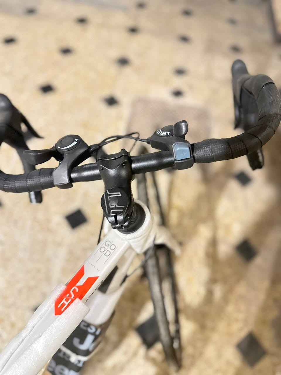 🚲 للبيع | دراجة هوائية رياضية جديدة (زيرو)

فرصة مميزة لاقتناء دراجة هوائية رياضية بحالة جديدة بالكامل، ما زالت مغلفة بأغلب أجزاء المصنع ولم تُستخدم.

المواصفات:
✅ تصميم رياضي أنيق باللون الأبيض.
✅ هيكل خفيف وقوي.
✅ مقود احترافي (Drop Bar) لقيادة مريحة وسريعة.
✅ فرامل ديسك عالية الكفاءة.
✅ إطارات رفيعة مناسبة للشوارع والطرق المعبدة.
✅ ناقل سرعات يمنح أداءً سلسًا في مختلف الطرق.
✅ مناسبة للرياضة، التنقل اليومي، والرحلات.

📌 الحالة: جديدة 100% ولم تُستخدم..
📩 للتواصل عبر الرسائل الخاصة 

لأصحاب الذوق الرياضي، دراجة جاهزة للاستخدام مباشرة وبحالة الوكالة


**إذا كنت صاحب هذا الإعلان وتريد حذفه لأي سبب، رجاءا أرسل رسالة إلى الدعم الفني**