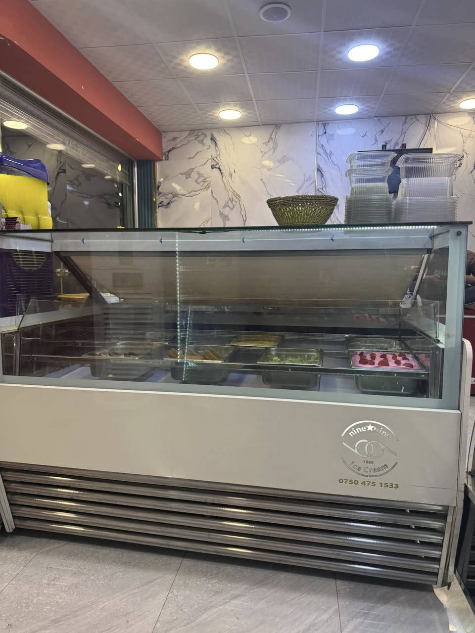 عارضه ايس كريم للبيع
***********
