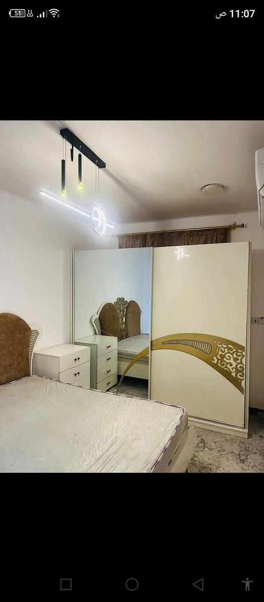 السلام عليكم
شقه موثثه 
بل كامل
عنوانه
شارع 60المحاربين
قرب عماره
العميد الطبي
ايجاره 350بي مجال
راسلني خاص 
عدك بيت او شقه اعرضه الك 
***********
