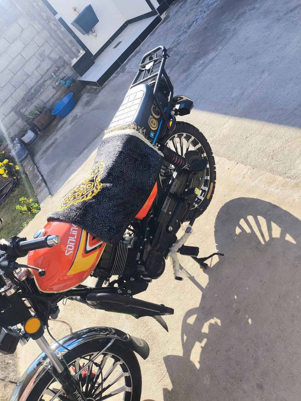 السلام عليكم شباب دراجه للبيع سولينج 25 محرك 200 زنجيل اوراقها وياها سويتشات اثنين مكاني الانبار القائم اللي يحب يتواصل على هذا الرقم ***********
