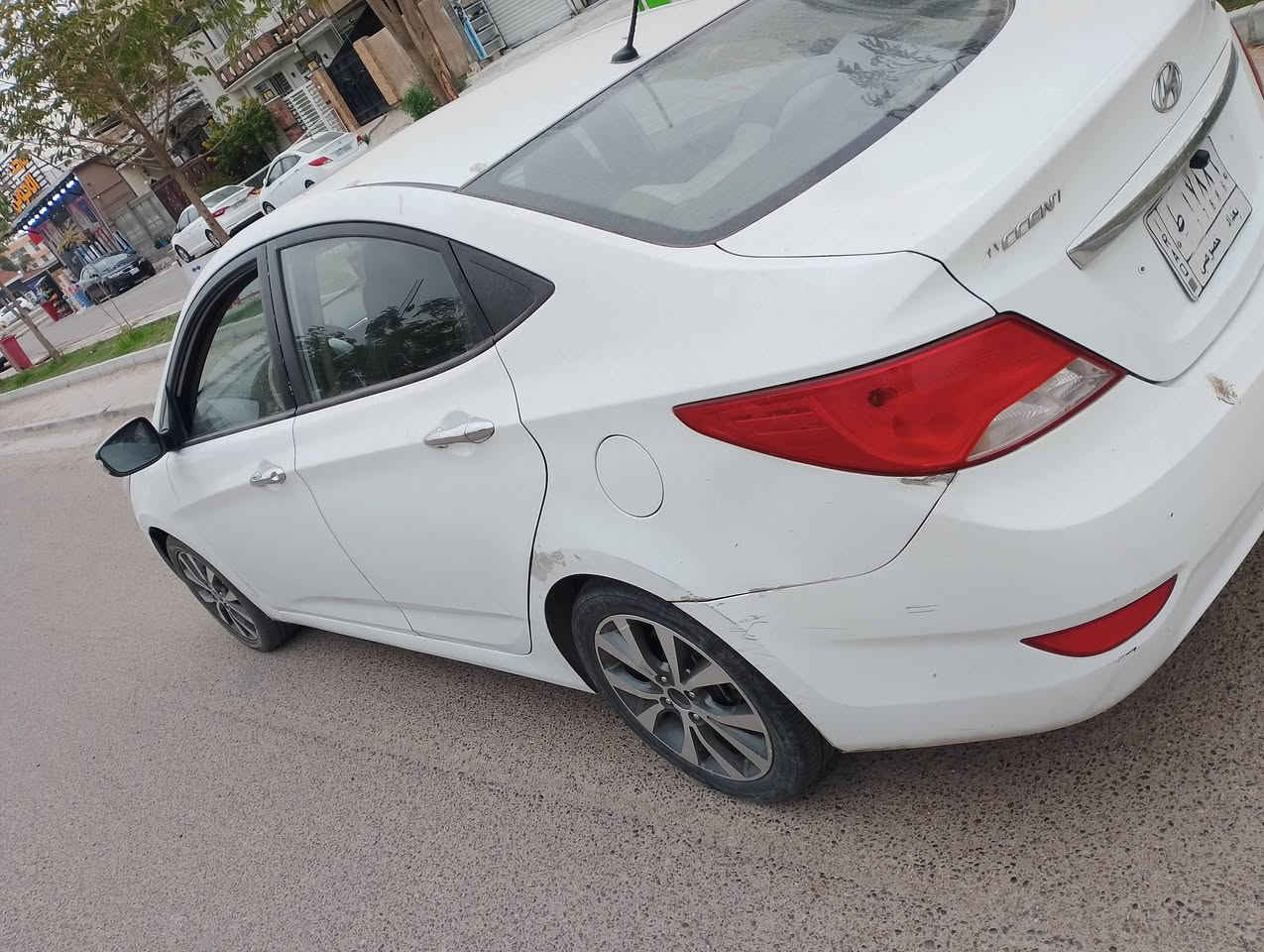 السلام عليكم اكسنت 16 خليجي محرك 1600 المرغوب فول فتحه واشاير بالمري تحكمات ستيرن وشاشه وكامرة 
السيارة باسم اهلي استخدام بنية 
السيارة تنقص ماء كالولي كازكيت بس ما وديتها لفيتر نطلع بيها عادي ما بيها شي 
وبيها هاي الضربه من الخلفي واضح السونار 
مكاني بحي الجهاد او بالسيدية 
*********** بي واتساب فقط 
ماشية 103 الف كيلو 
والسعر 98 بي قليل 
كلشي واضح بالمنشور
