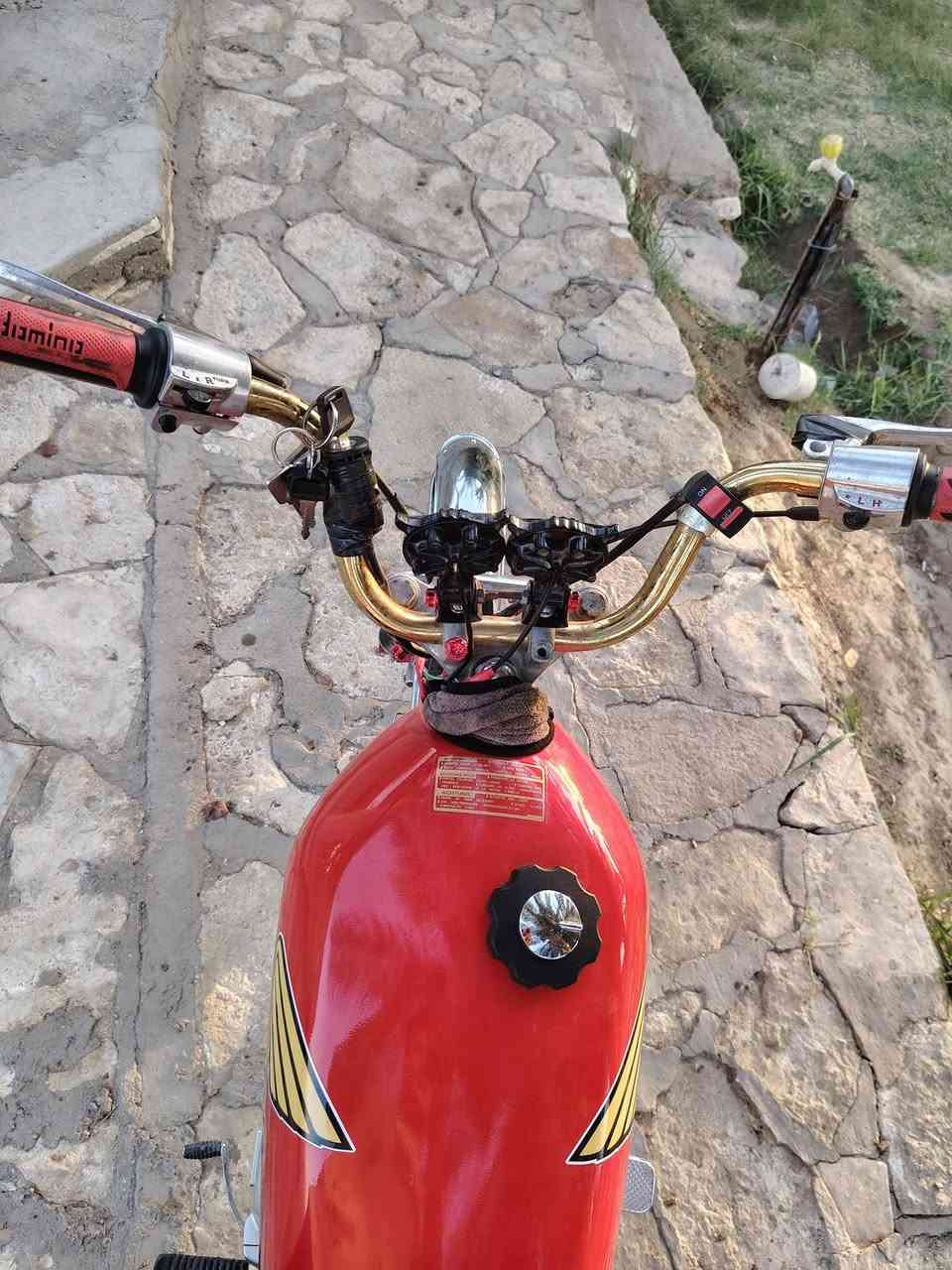 سلام عليكم دراجة للبيع كلك  تعمير 2025مكينة مديل 25سعر 550وبيه مجال للطيب ***********
