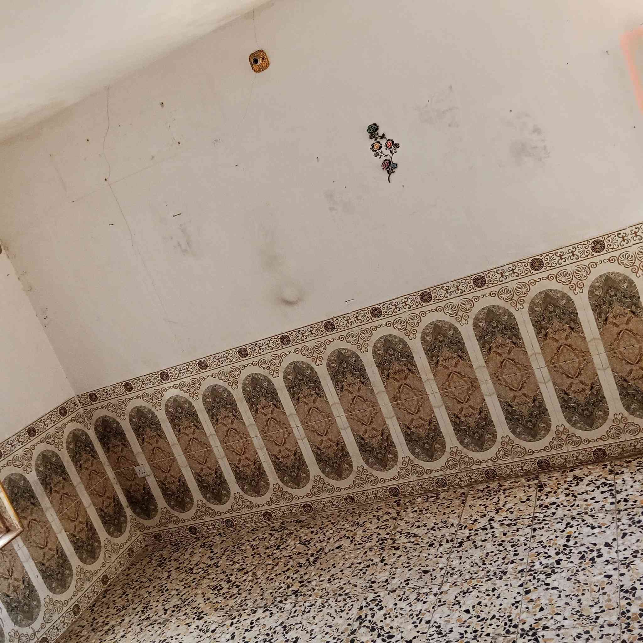 سلام عليكم بيت الايجار طابق الثاني معزول بي عرفه هول سطقبال جبير مطبخ وسطح بكان شارع كنانه يجار 400فتفسار ***********
