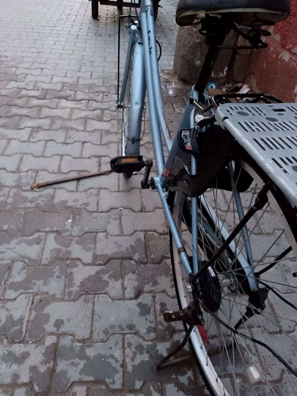 سلام عليكم بيسكل بناتي جديد مستعمل قليل الحجم 26 المكان بغداد الشعله السعر 80 وبي مجال حك الجيه الرقم ***********
