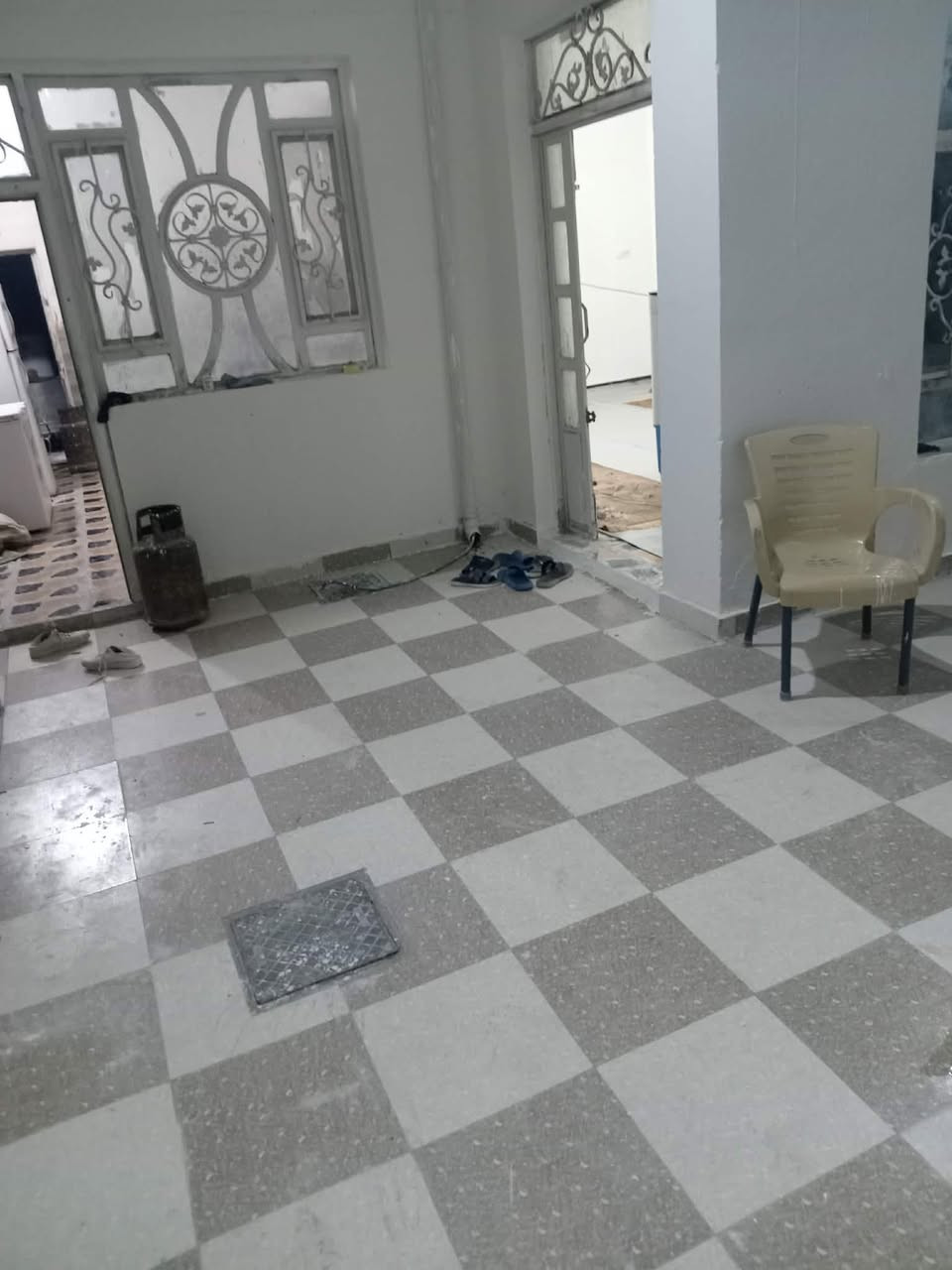 بيت في الشافعية طابو صرف للبيع مساحة 150م طابقين الطابق الثاني بي غرفة كاملة وغرفة وصالة بس سقف عوزهن ، امامك منتزه كهرباء ومولدة وتبليط وإنارة يبعد عن الشارع العام 50 متر بيت كامل ومكانه حلو وكلشي يمك مستوصف مدرسة محلات سوق السعر 78 وبي مجال للشراية للإستفسار ***********
