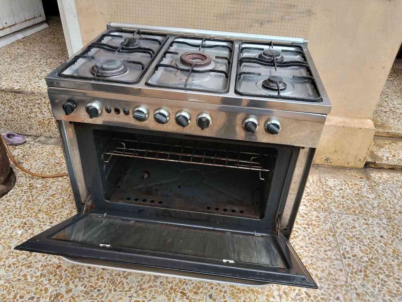 طباخ مصري للبيع 5 عيون شغالات
 الفرن البوري الاعلى شغال..البوري الاسفل يحتاج تصليح السعر 125الف الاتصال بالرقم ***********
