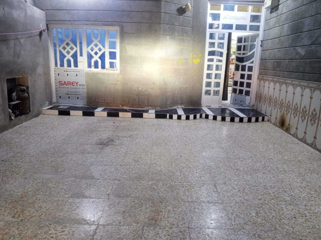 سلام عليكم عقار في البصره البيع البيت في دور الشرطه
المساحه الكليه ( 220 )
طابو ملك صرف تحويل ثاني يوم 
خدمات كامله تبليط باب البيت 
غرفه +غرفه + صاله + مطبخ +حمام داخلي وخارجي + دوانيه طول 7 ب 4 متر + المطبخ طول 6 متر عرض 5 متر + منور داخلي + مخزن المواد داخل الصاله 
الستفسار التصال //***********
***********
