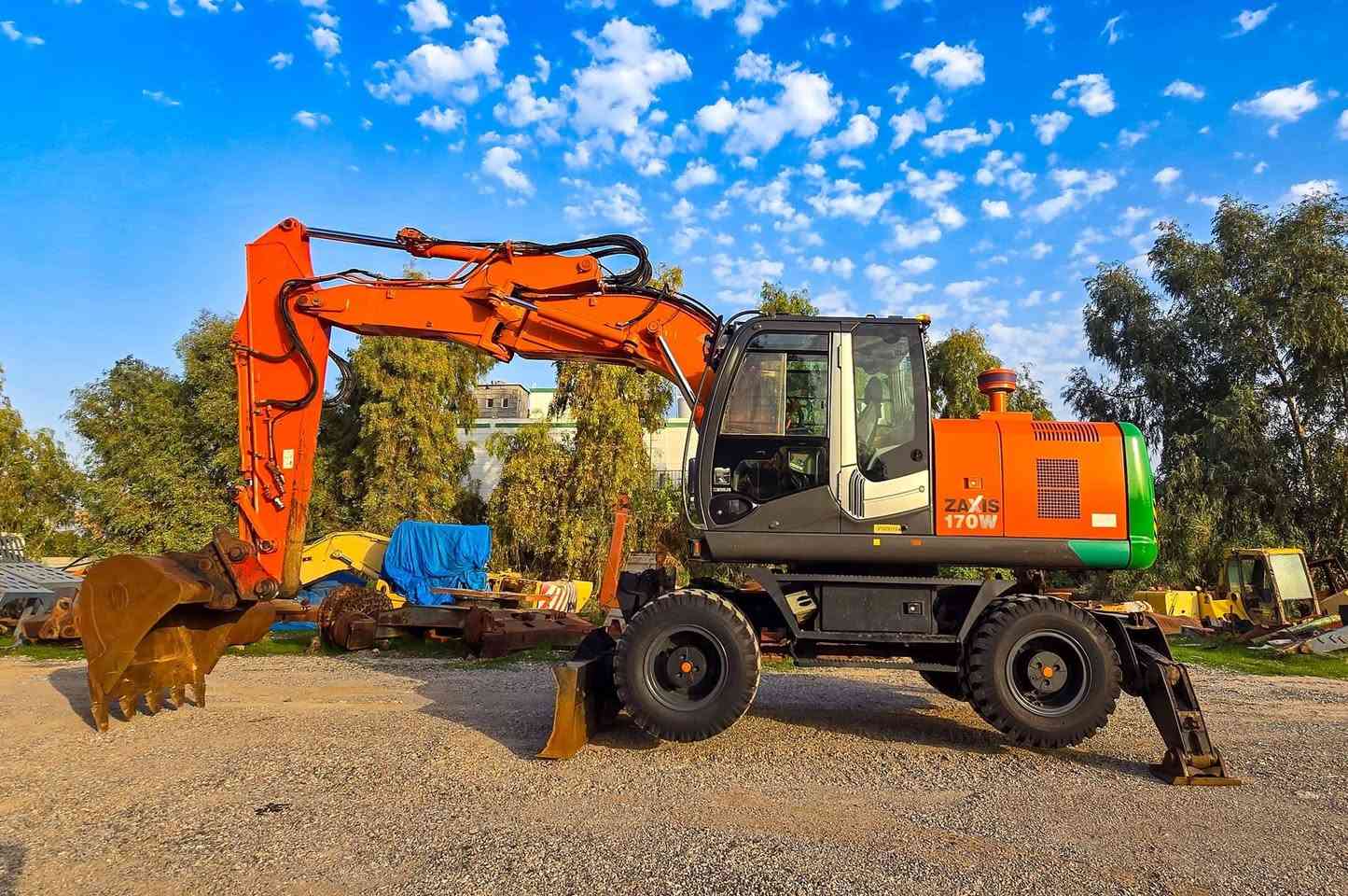 حفارة هيتاشي ١٧٠ البيع دخول جديد سعر ٦٥٠  رقم تلفون ***********
