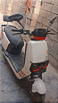 دراجه شحن 6 بطاريات بس بطاريه واكفه السعر 550 وبيها مجال الاتصال 07755...